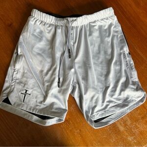 three nails size M men’s gray shorts